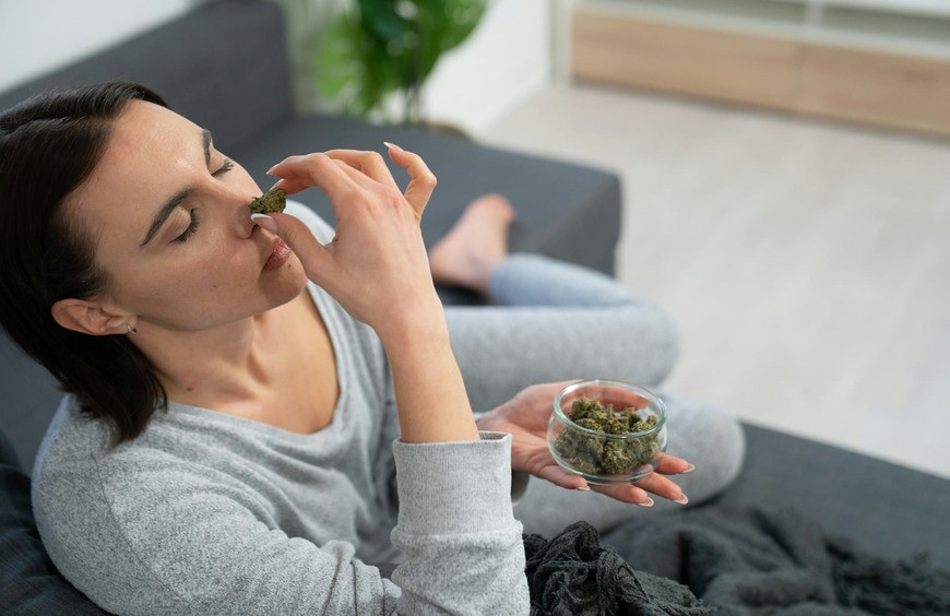 CBD et bien-être féminin : Rituels naturels du quotidien